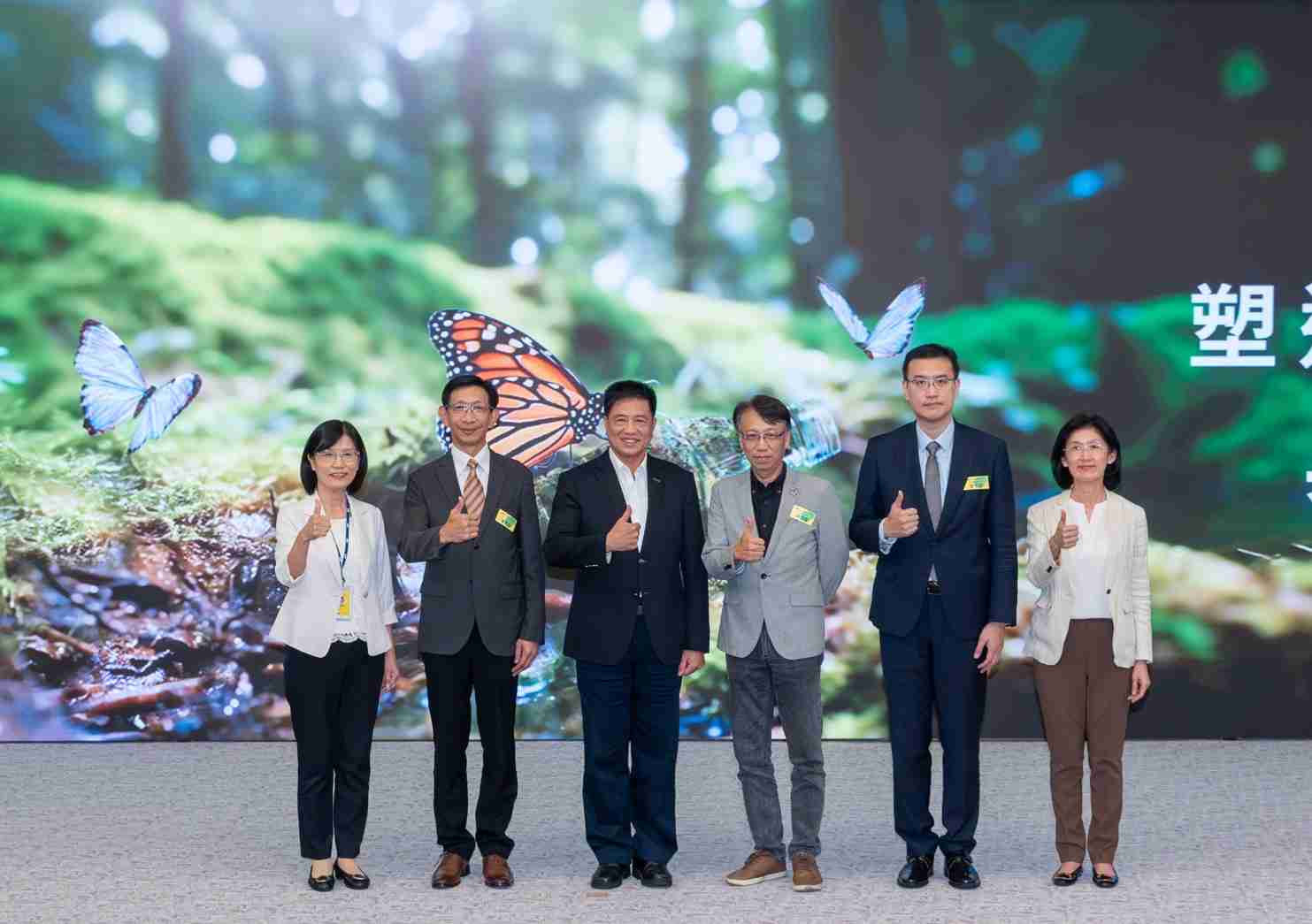 友達2023 CSR共榮大會，，邀請領域專家分享交流生物多樣性管理趨勢、、、無塑產品、、、海廢永續塑料等議題  （圖左到右：友達光電永續長古秀華、、、、3M台灣技術長陳君杰、、友達光電董事長暨集團策略長彭双浪、、光寶科技企業永續發展處處長陳慶暉、、、安永聯合會計師事務所執業會計師曾于哲、、、友達光電供應鏈總部副總經理吳宜芳）