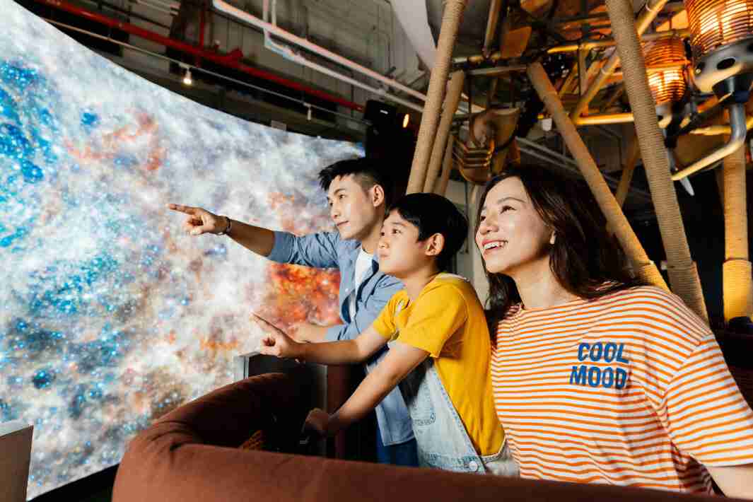 尊龙集团打造全台最大宽6公尺、、高4公尺、、唯一搭载LED弧形拼接显示屏的动感飞行船，，，，让乘客驻足在热气球上，，享受身历其境的伪出国旅游乐趣