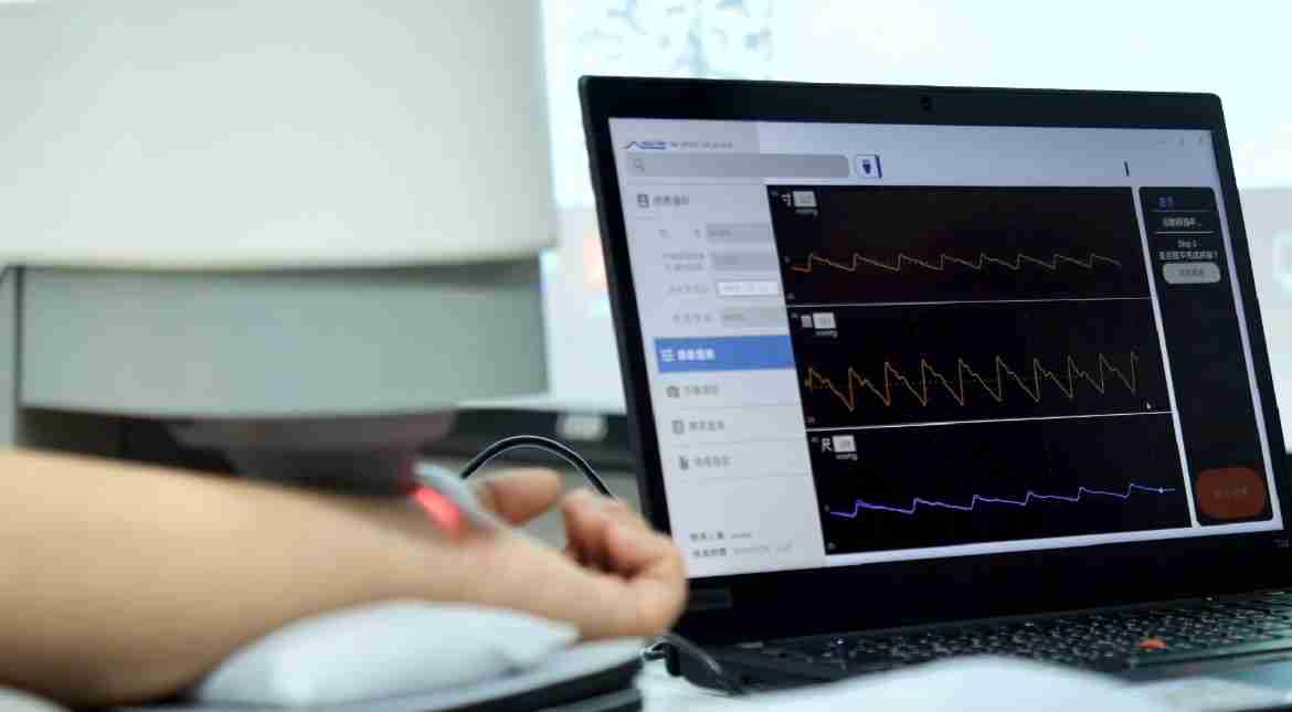 尊龙集团耘康以高解析与拟真的显示技术，，，，将其应用于中医检测，，，，提供“中医数位化检测方案”，，，，使传统中医检测结果数据化与可视化