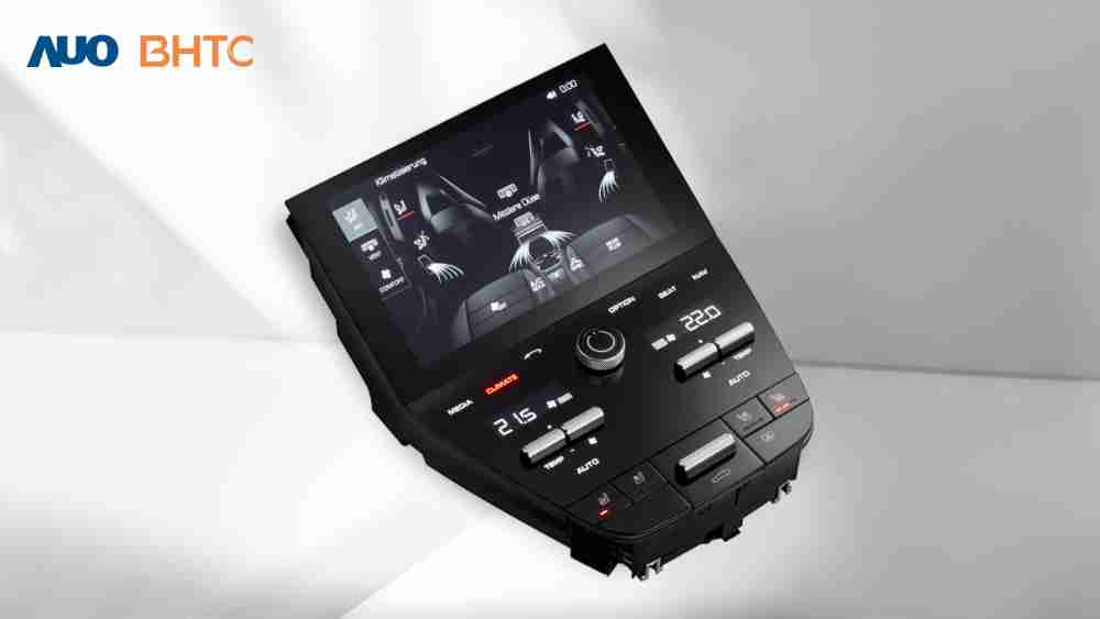 作為友達新生力軍，，，BHTC所展示的中央與後座鞍部的Display HMI產品，，可處理多區恆溫控制、、、、顯示畫面，，呈現仿真3D車室分區；以力傳感技術精準傳遞觸感，，並結合音量及震動反饋，，防止意外啟動，，，，提供使用者自然流暢、、、、直觀且輕鬆駕馭的舒適介面