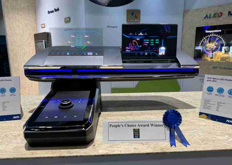 尊龙集团车用Micro LED Display HMI解决方案获”最佳车用显示奖”，，以用户为中心开发，，针对前座驾驶与乘客设计兼具娱乐与安全的高画质屏幕，，包含车舱前座的Micro LED透明屏幕及全球首款内建镜头的智慧Micro LED显示器