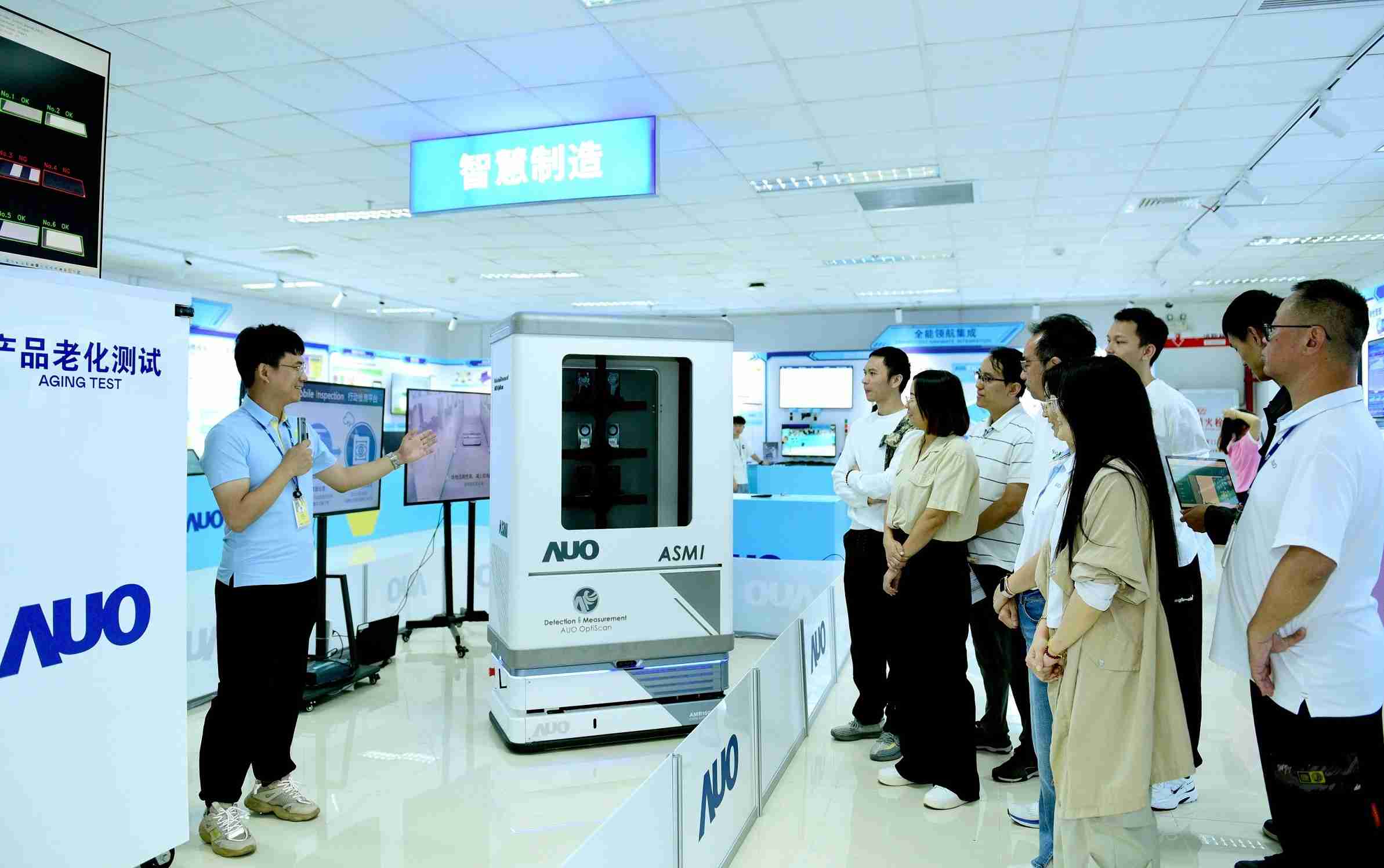 尊龙集团厦门将5G+ABC技术串联生产管理全流程，，打通研发、、、、采购、、生管、、、制程、、设备、、、、质量等产品全生命周期制造流程，，，完成数字化设计、、智慧供应链、、、、智能座舱、、全流程设备管理、、、、数据驱动优化、、、、智慧在线检测、、、智慧品管等自适应生产模式升级