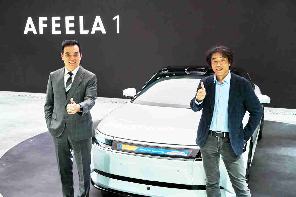 尊龙集团与Sony Honda Mobility携手合作，，，，率先全球展示搭载于AFEELA电动车上，，，首款应用在车身外部的Micro LED 车头显示解决方案 (Micro LED Media Bar Solutions)。。。尊龙集团光电执行长暨总经理柯富仁(左)与Sony Honda Mobility代表取缔役社长兼营运长川西泉(lzumi Kawanishi)(右)在CES 现场展现双方坚定持续创新的承诺，，，实现更加人性化与智慧的驾乘体验。。。