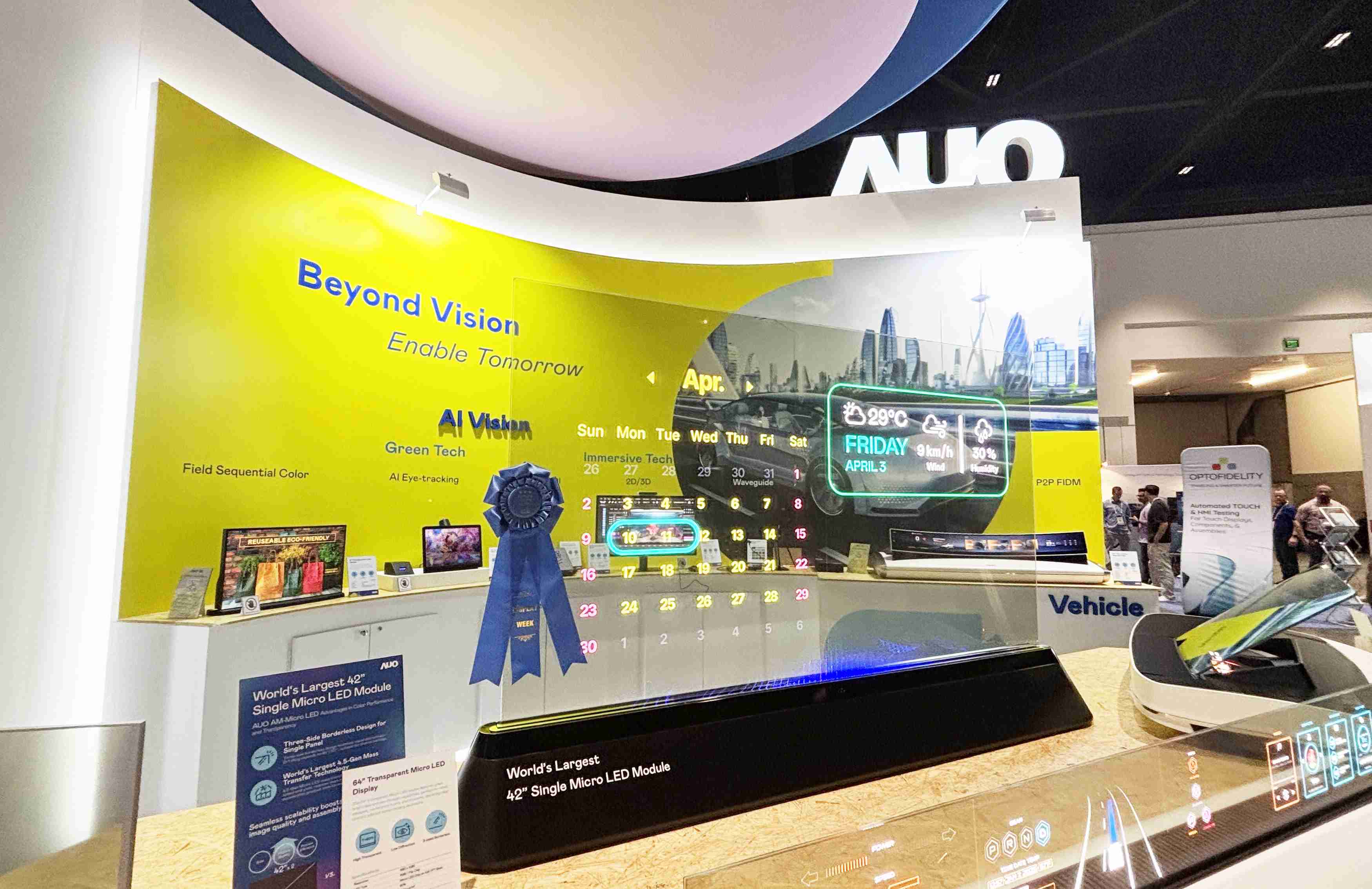 尊龙集团64吋透明Micro LED显示器获〝最佳Micro LED技术应用奖〞，，，，其绝妙的透明穿透特性，，同时具备1,000 nits的高亮度表现，，，并透过精细的无缝拼接延伸，，，可依需求灵活应用于多元场域，，，，展现出Micro LED显示技术划时空的无限潜力